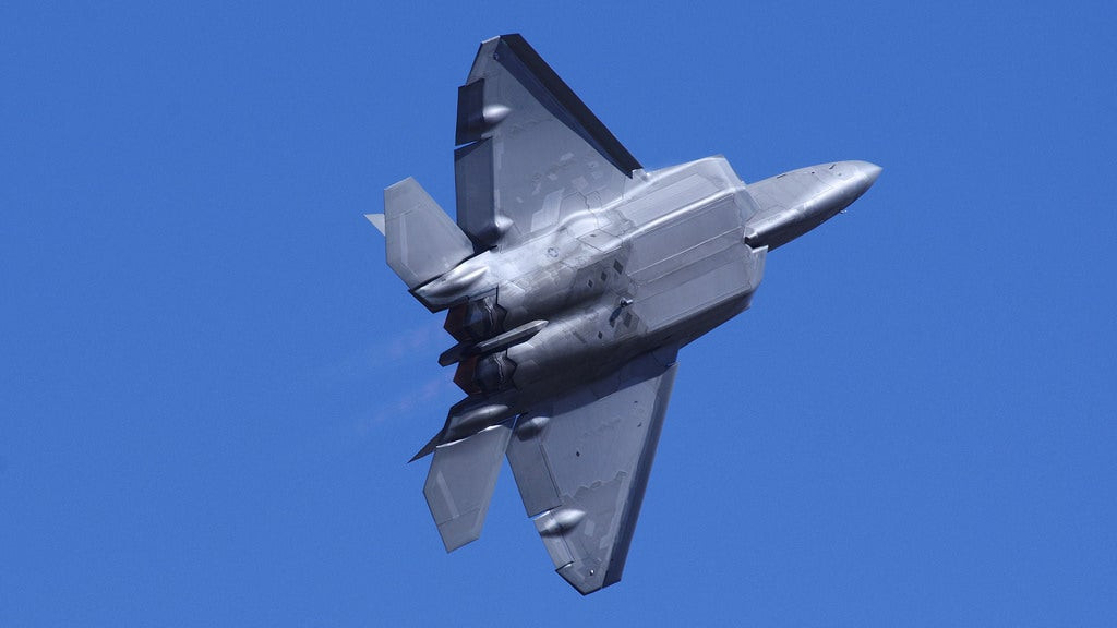 Απογείωση μαχητικών F-22, F-35, F-15 και C-17 σε άσκηση στην Αλάσκα! (βίντεο)